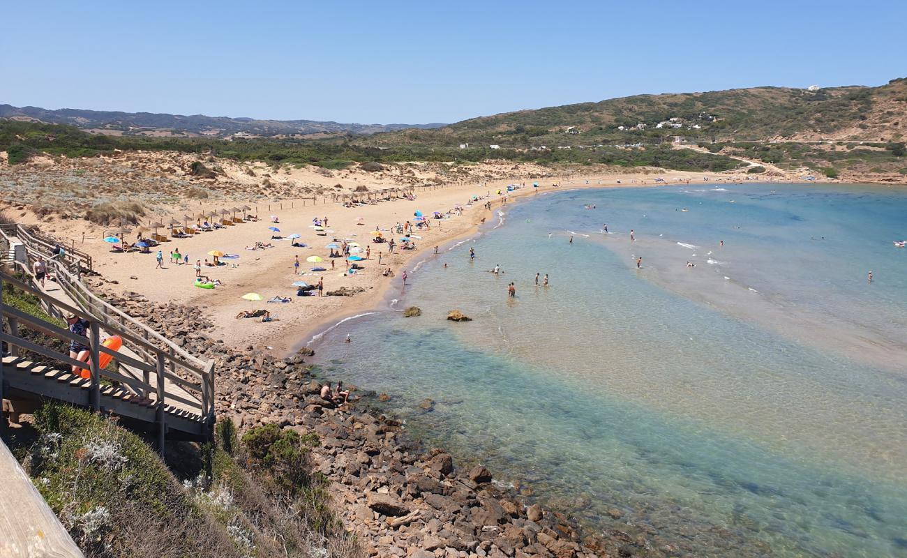 Foto de Playa de Fornells con arena oscura superficie