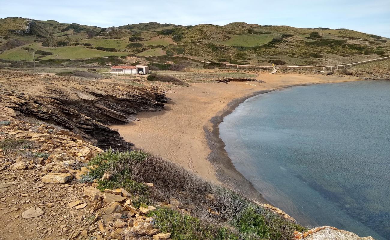 Foto de Cala Mica con arena oscura superficie