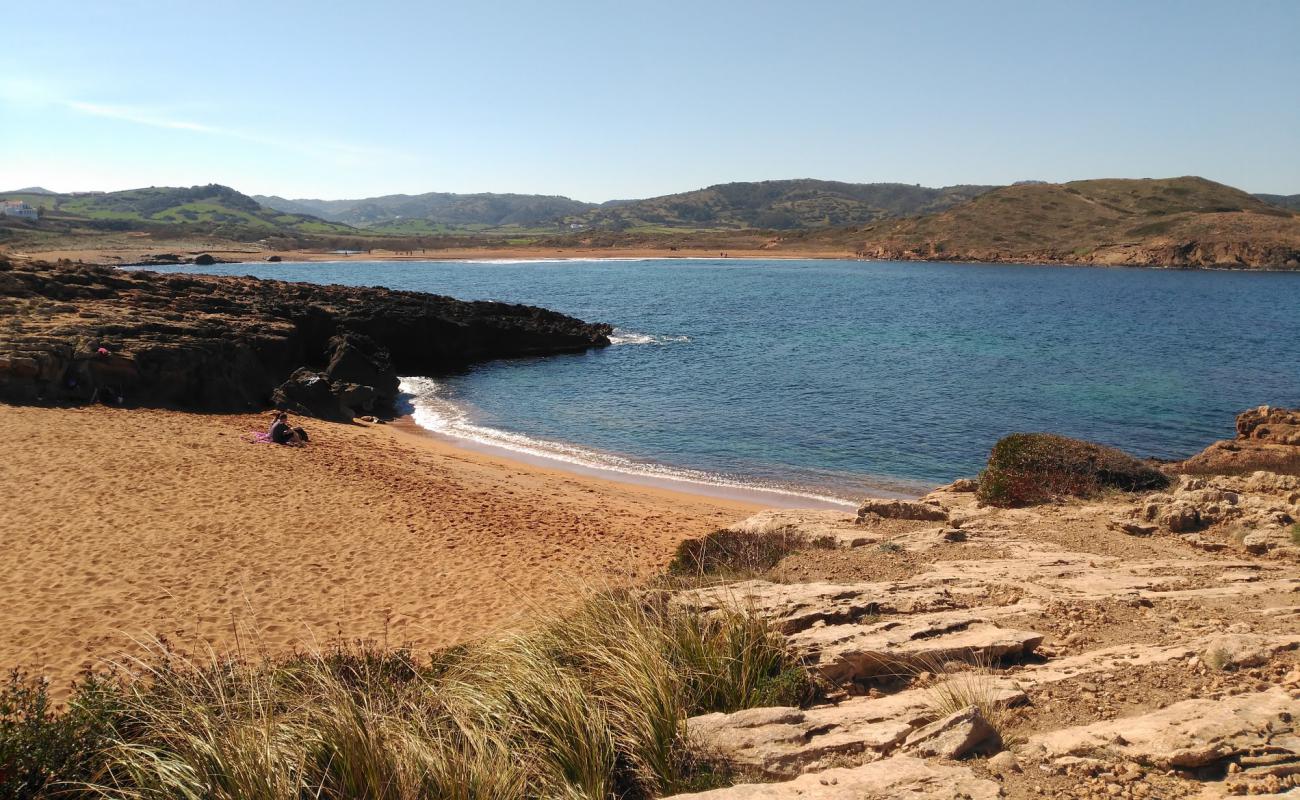 Foto de Caleta de s’Elisabet con arena oscura superficie