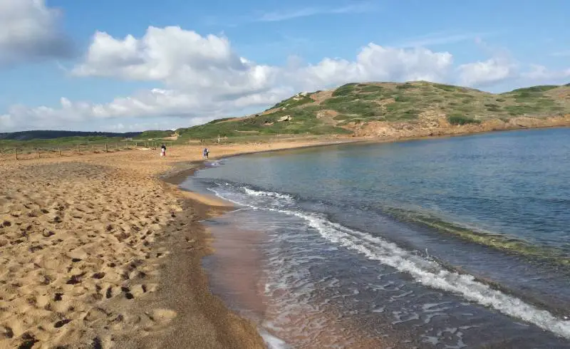 Foto de Platja de Binimel.la con arena oscura superficie