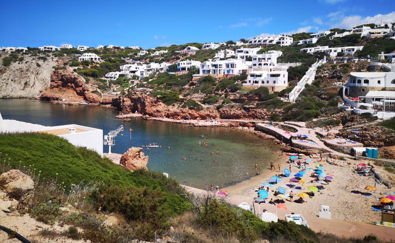 Foto de Cala Morell con arena gris y piedras superficie