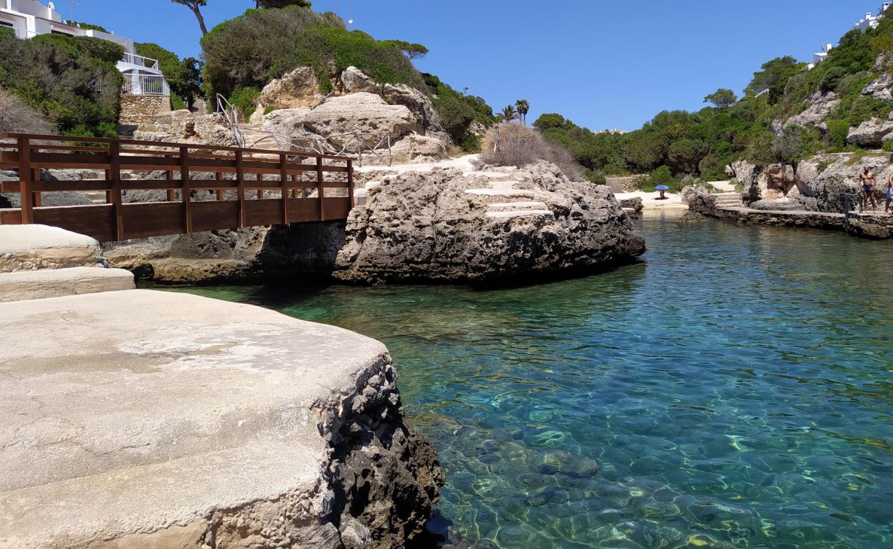 Foto de Cala en Forcat con arena gris y piedras superficie