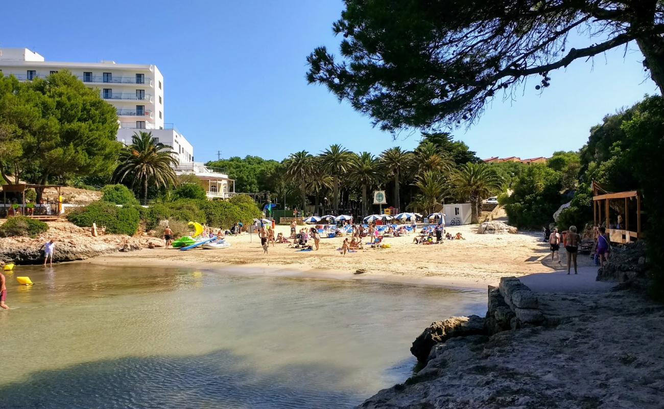 Foto de Cala'n blanes con brillante arena fina superficie