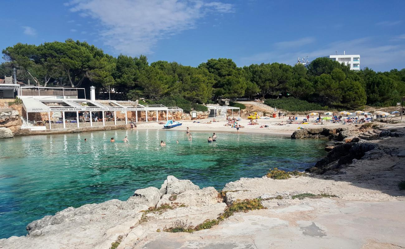 Foto de Playa Cala Blanca con brillante arena fina superficie