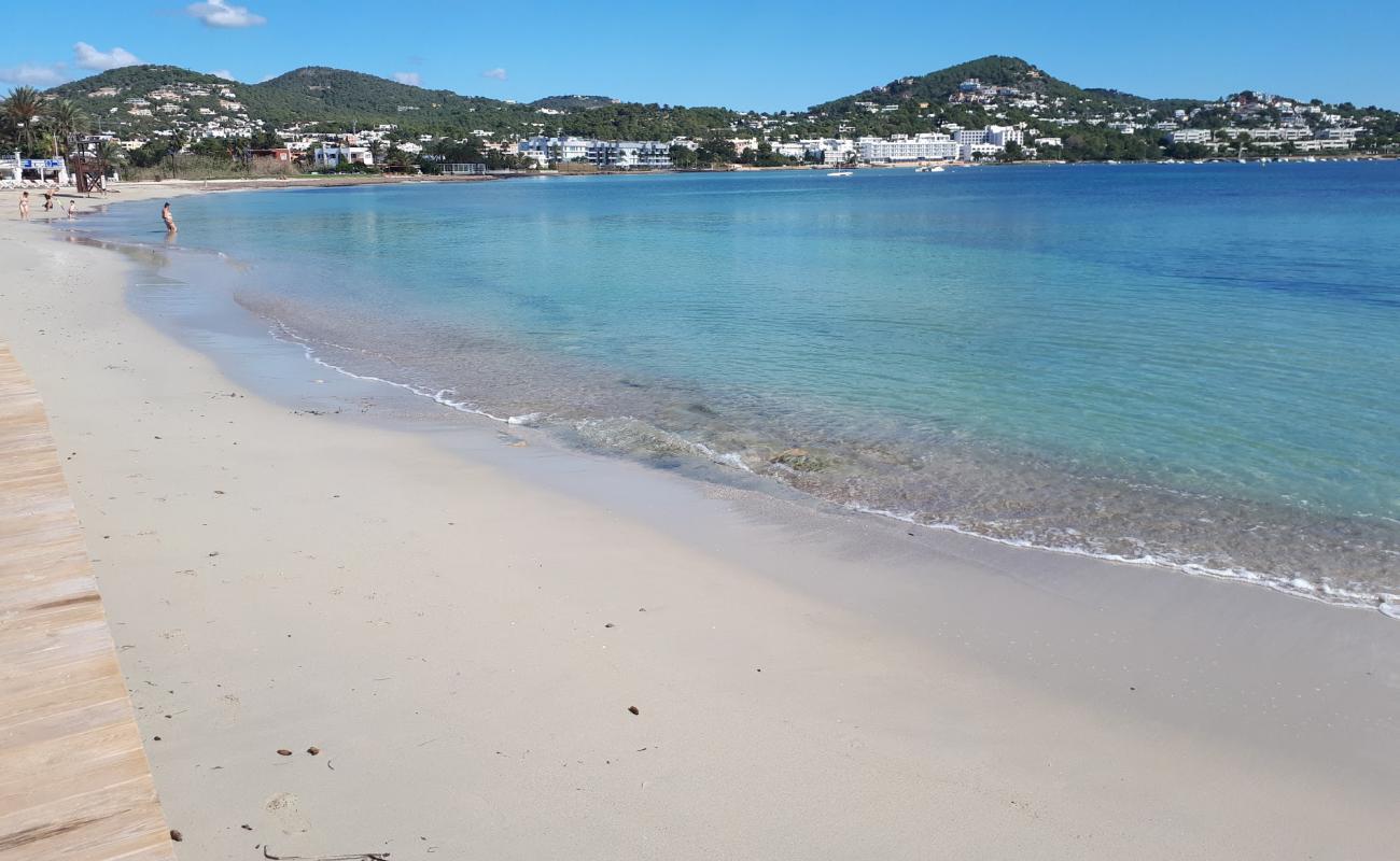 Foto de Playa de Talamanca con brillante arena fina superficie