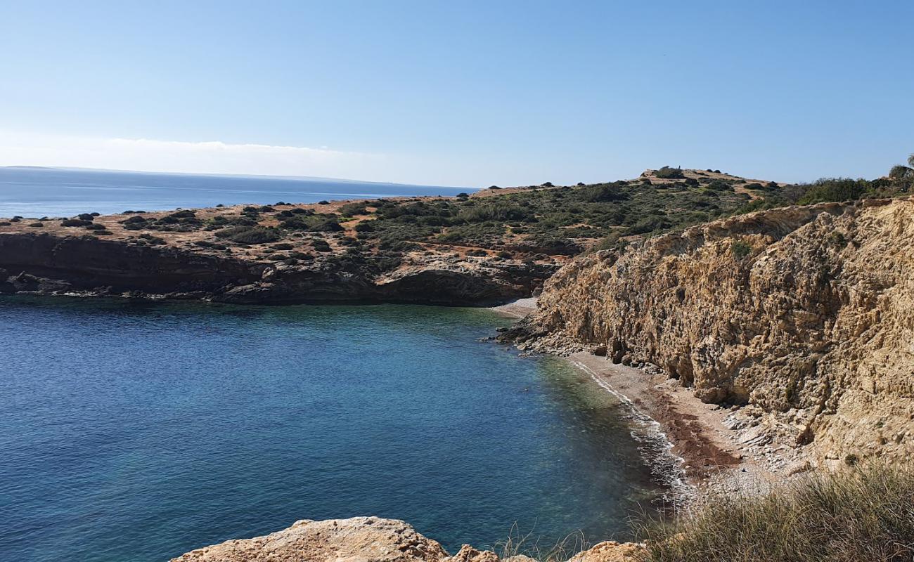 Foto de Cala Tranquila con arena gris y piedras superficie