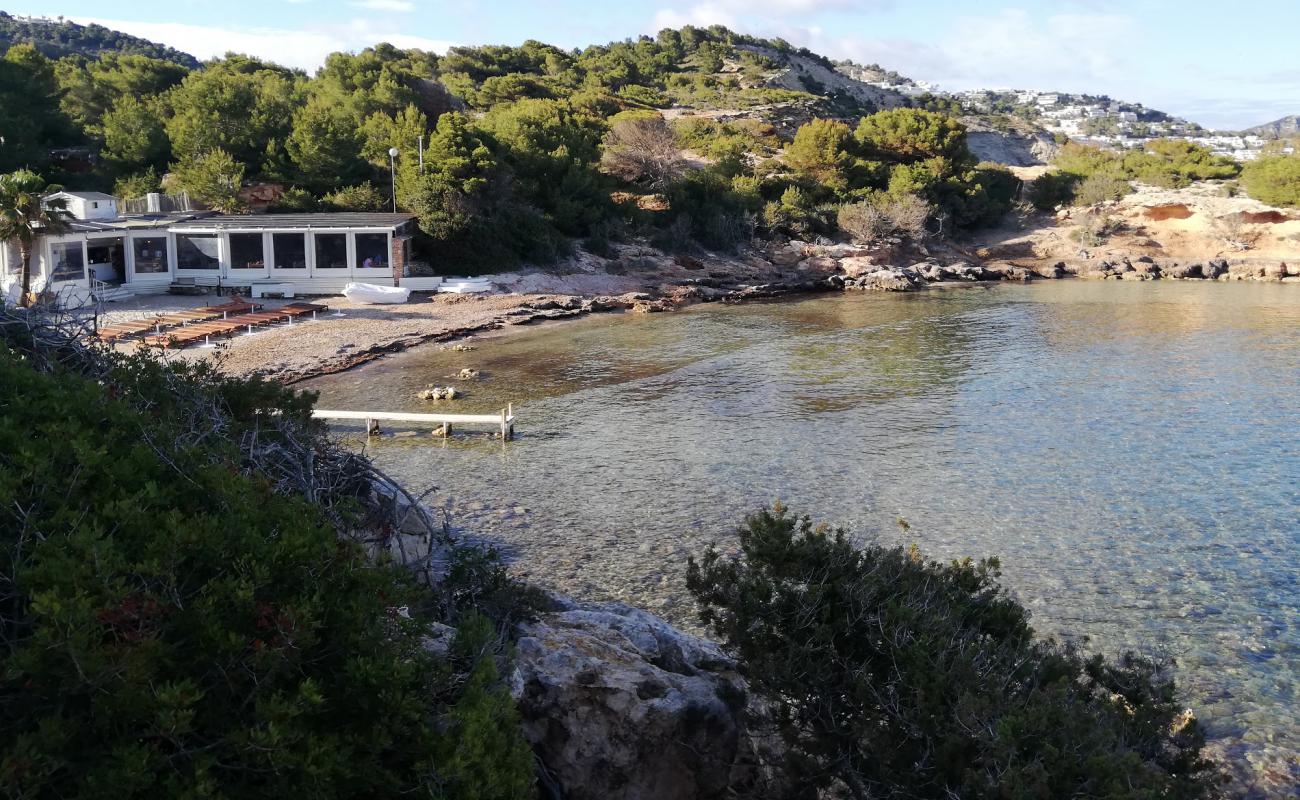 Foto de Cala Bonita con arena oscura superficie