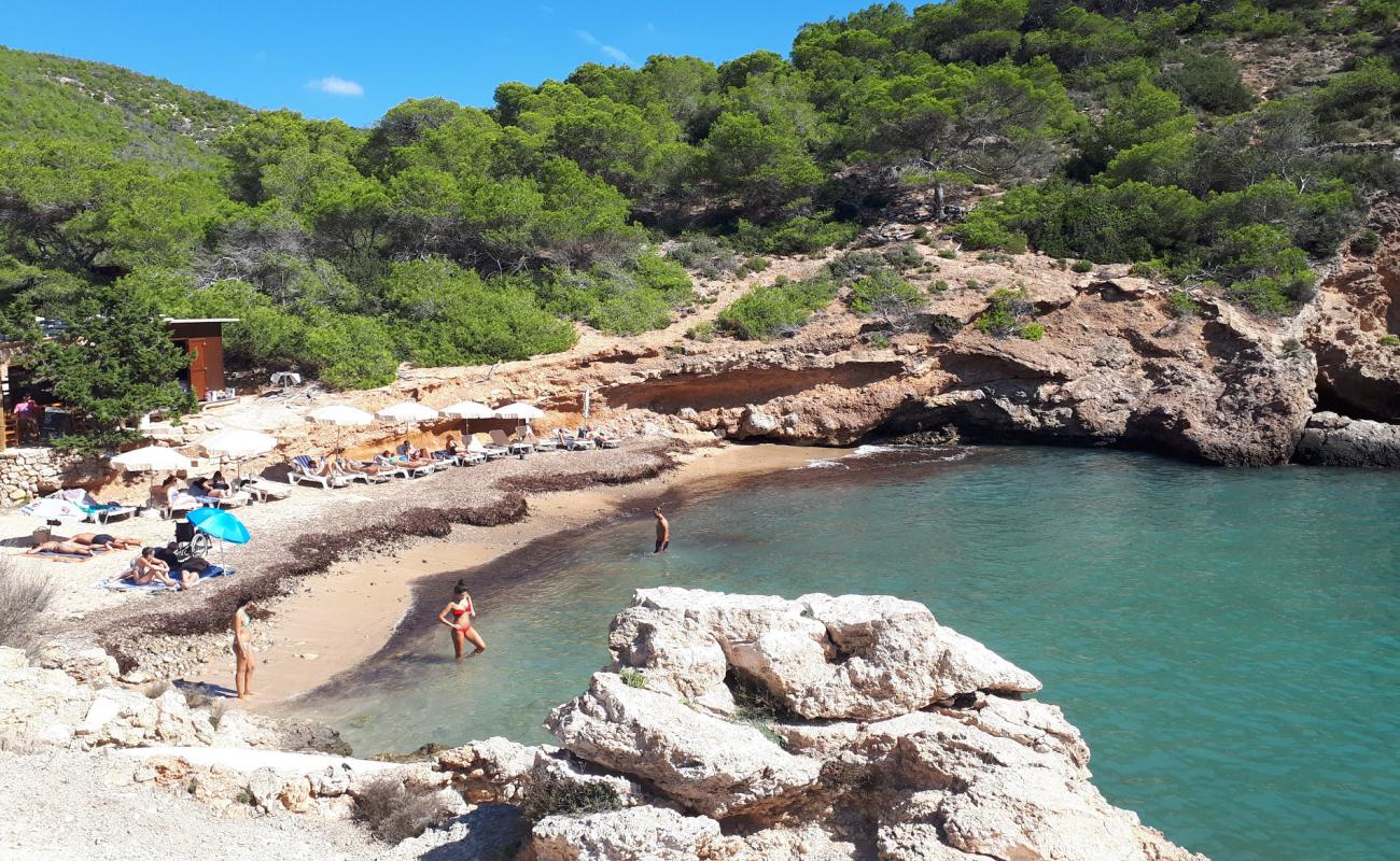 Foto de Cala Olivera con arena/piedras marrón superficie