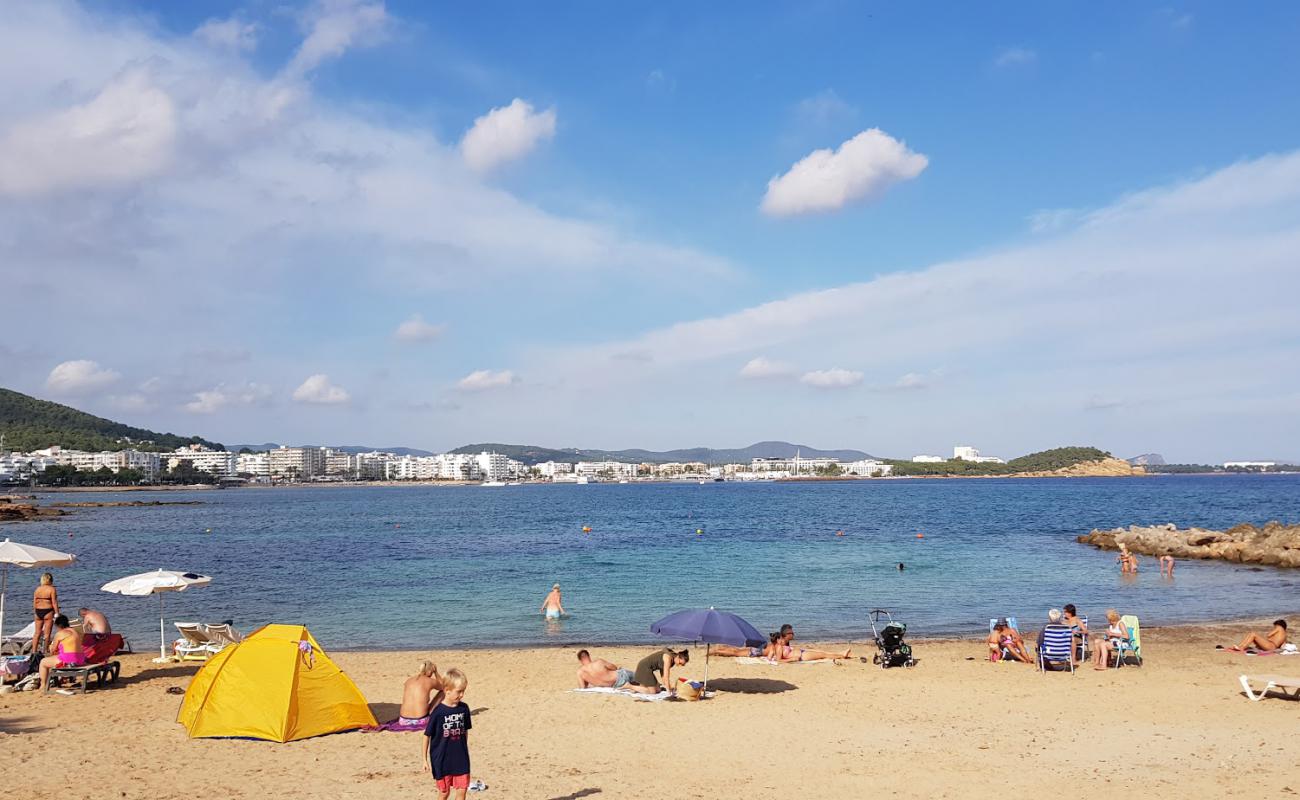 Foto de Es Caló de s'Alga con brillante arena fina superficie