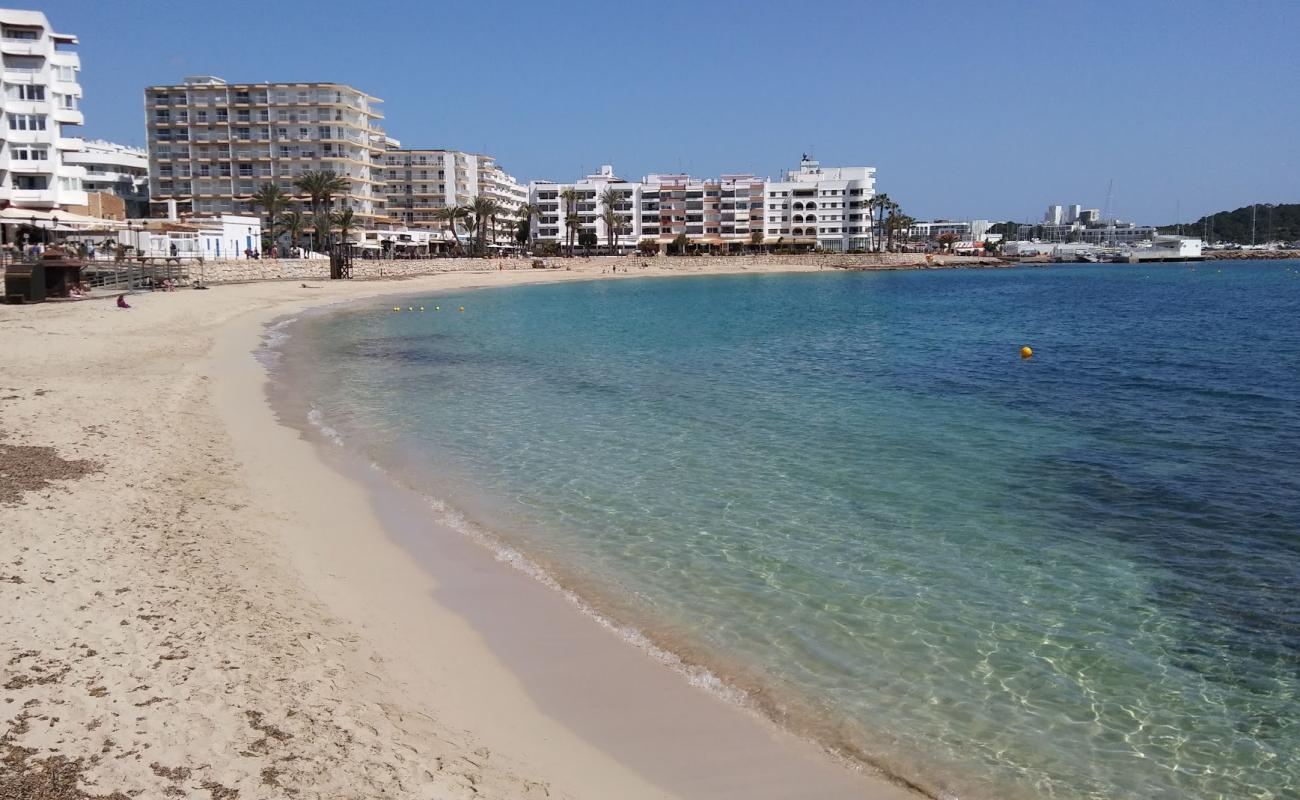 Foto de Platja de Santa Eulalia con brillante arena fina superficie