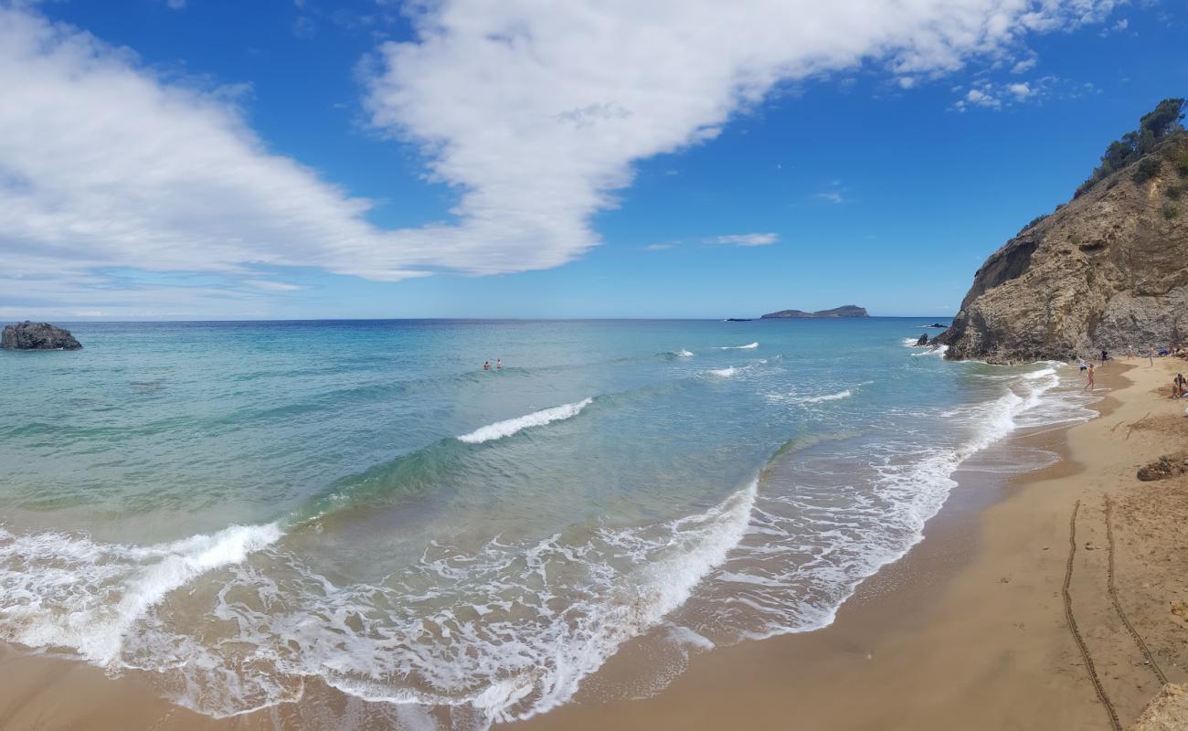 Foto de Platja de s'Aigua Blanca II con arena oscura superficie