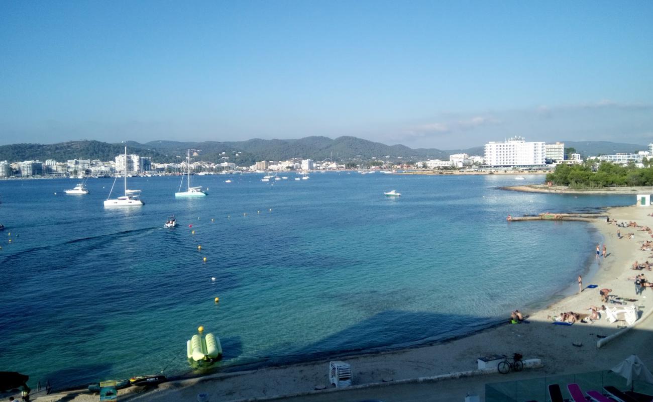 Foto de Cala de Bou con brillante arena fina superficie