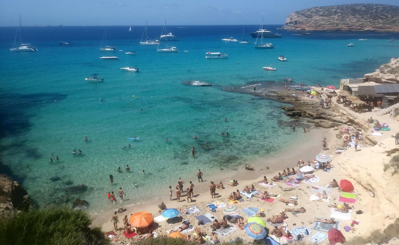 Foto de Playa Cala Conta con brillante arena fina superficie