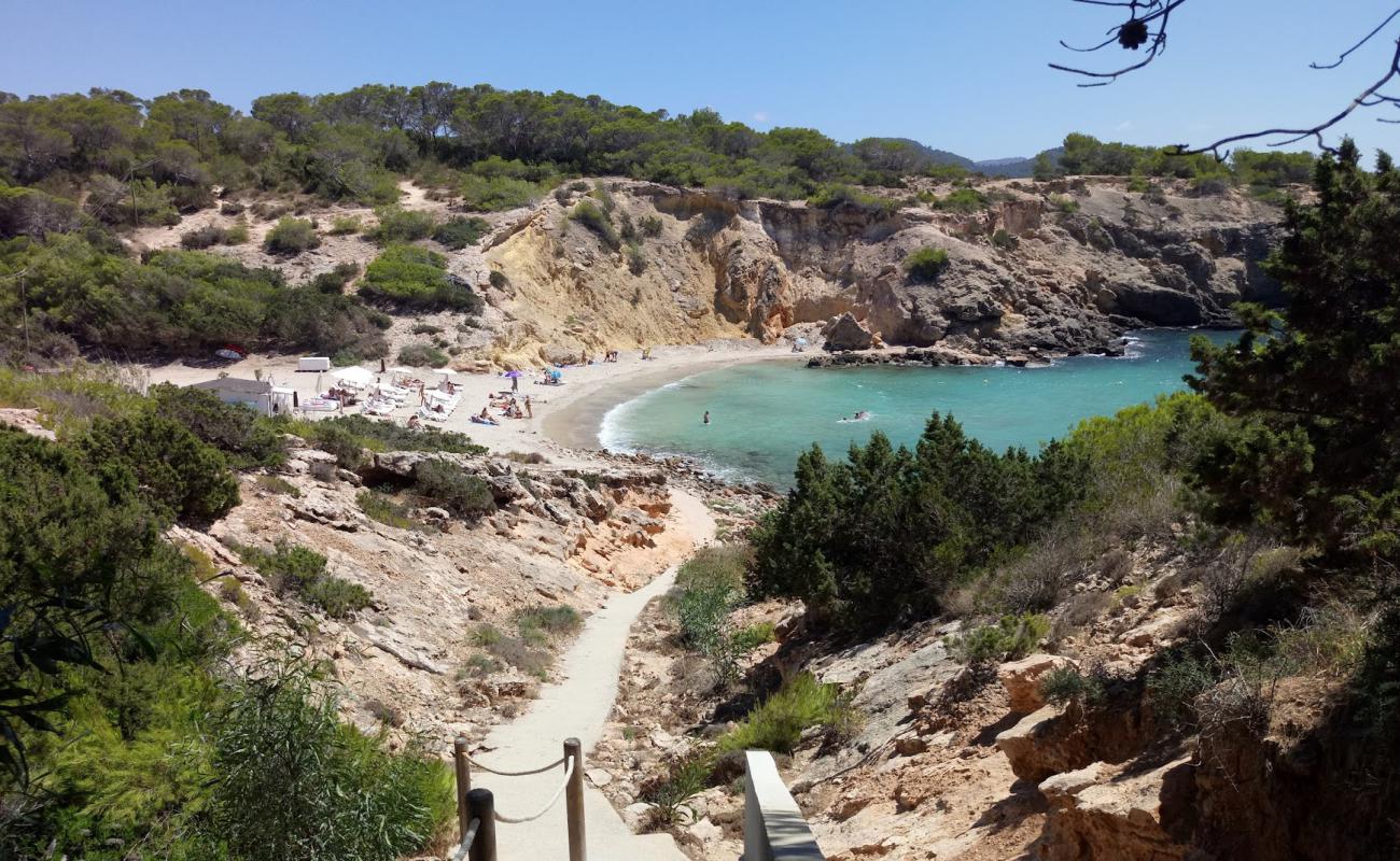 Foto de Cala Codolar con arena/piedras marrón superficie