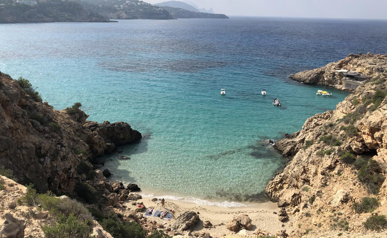 Foto de Cala Tarida pequena II con brillante arena fina superficie