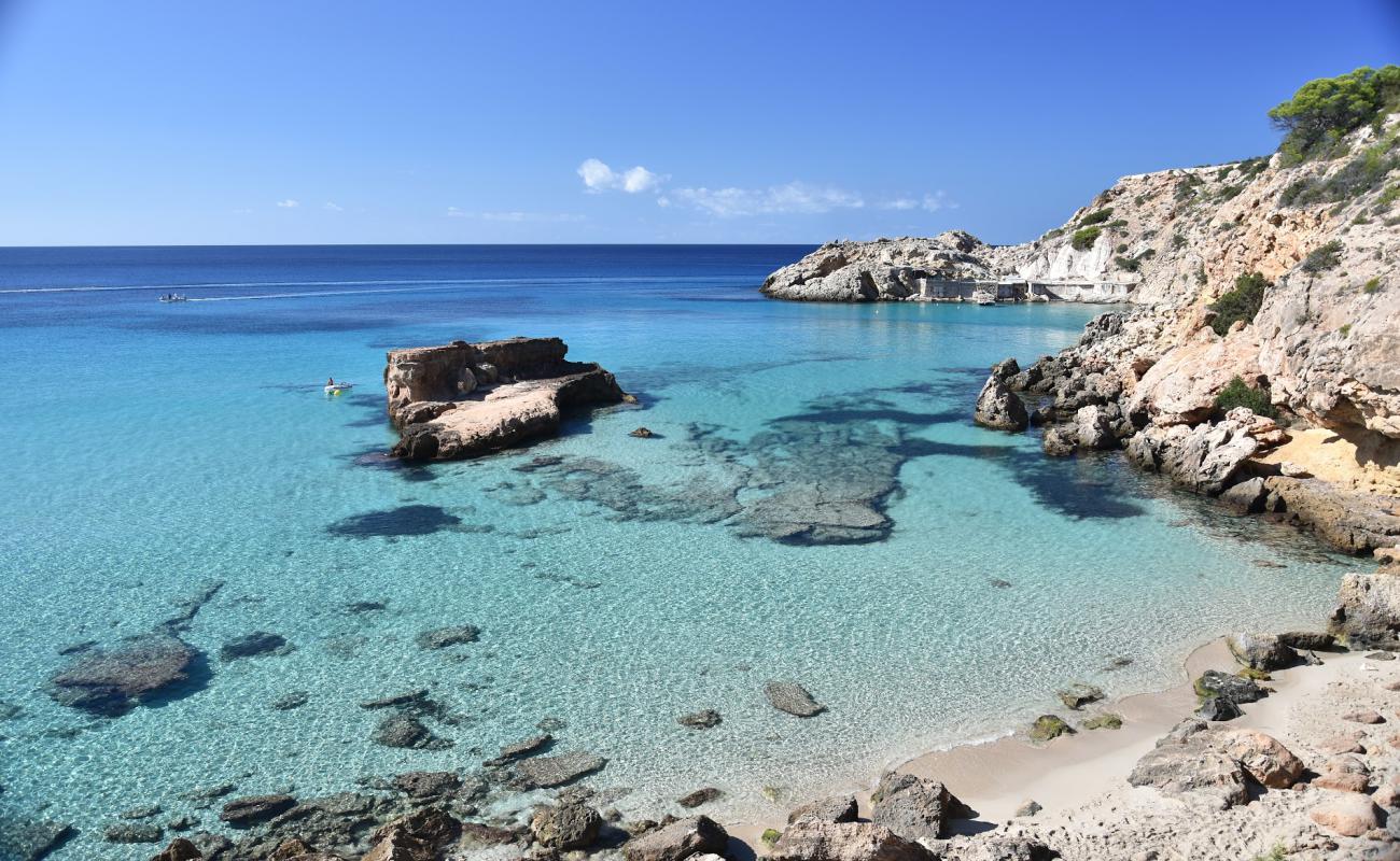 Foto de Cala Tarida pequena con brillante arena fina superficie