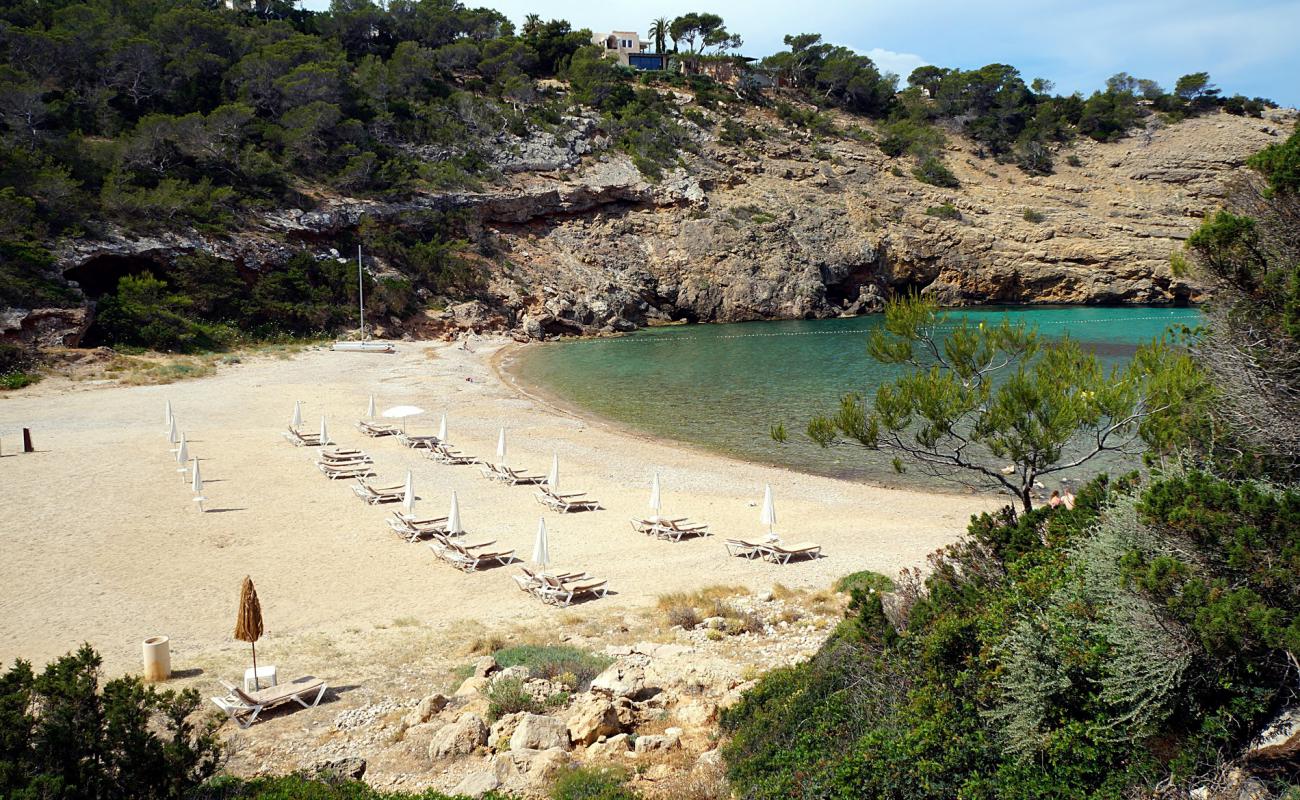 Foto de Cala Molí con arena gris y guijarros superficie