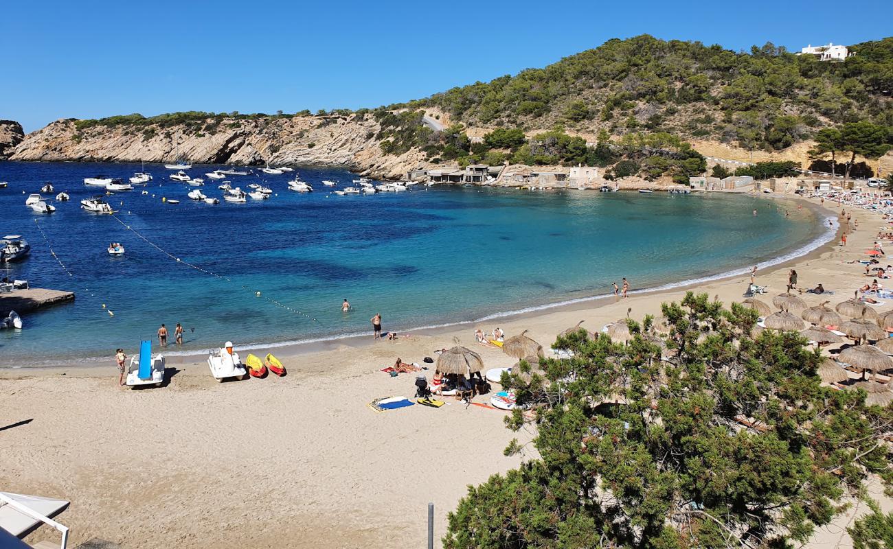 Foto de Playa Cala Vadella con brillante arena fina superficie