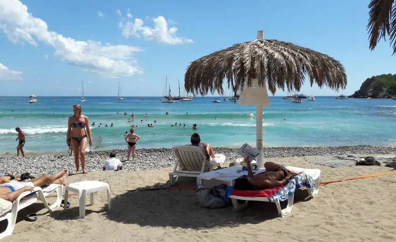 Foto de Platja des Jordal con arena fina y guijarros superficie