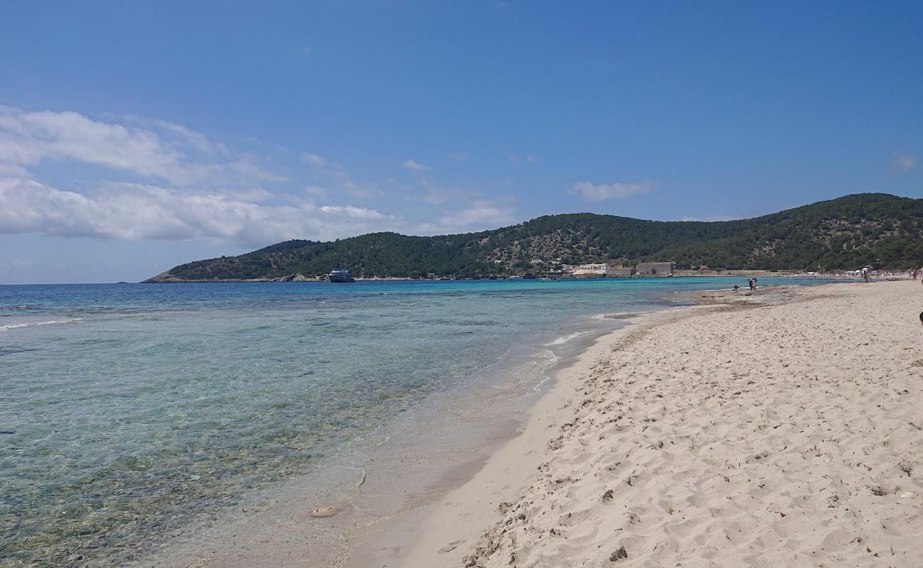 Foto de Platja de ses Salines con brillante arena fina superficie