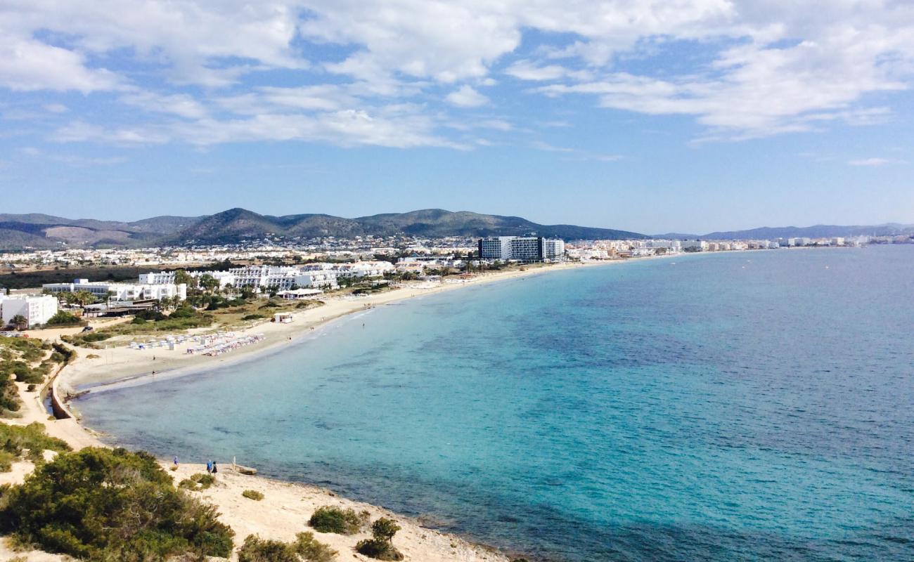 Foto de Playa Den Bossa con brillante arena fina superficie