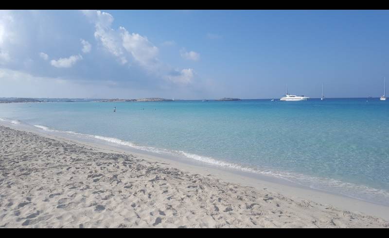 Foto de Platja de les Illetes II con arena fina blanca superficie