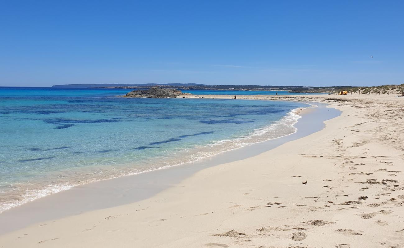 Foto de Playa des Trucadors con arena fina blanca superficie