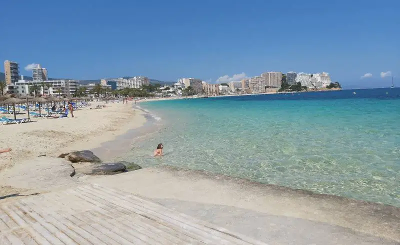 Foto de Playa de Magaluf con brillante arena fina superficie