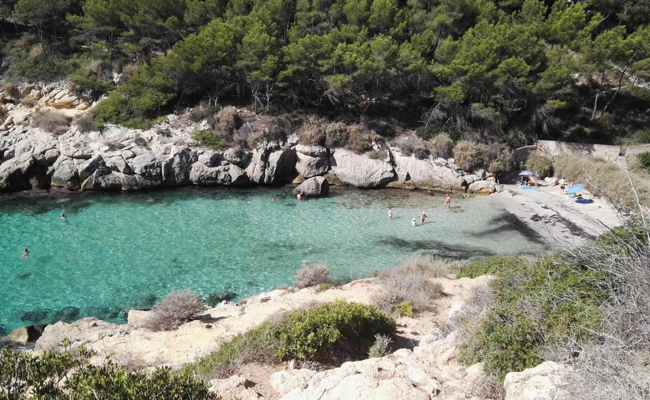 Foto de Cala Bella Dona con brillante arena fina superficie