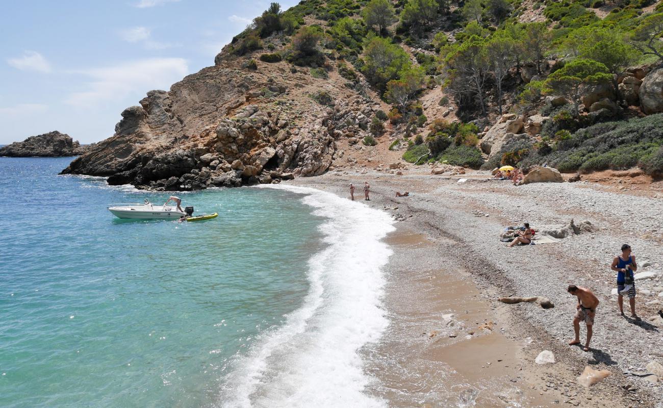 Foto de Cala D'egos con arena brillante y rocas superficie