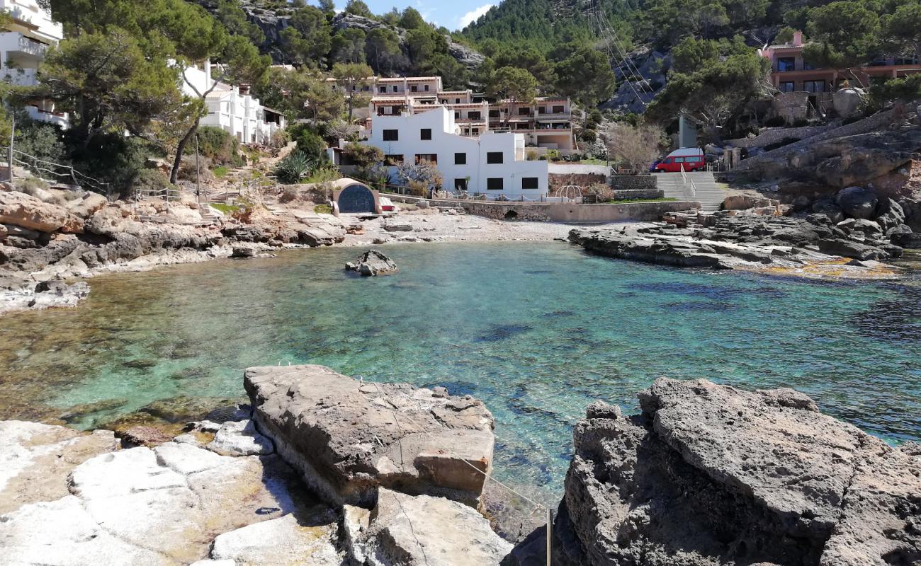 Foto de Playa Cala Conills con arena brillante y rocas superficie