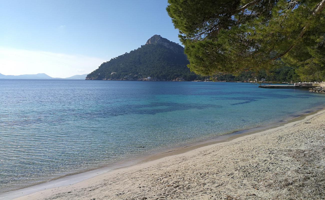 Foto de Playa de Formentor con brillante arena fina superficie