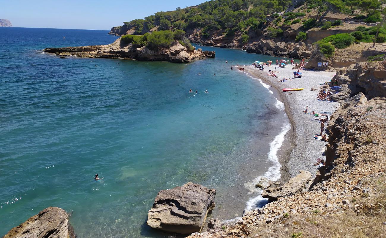 Foto de Playa de S'illot con guijarro fino claro superficie