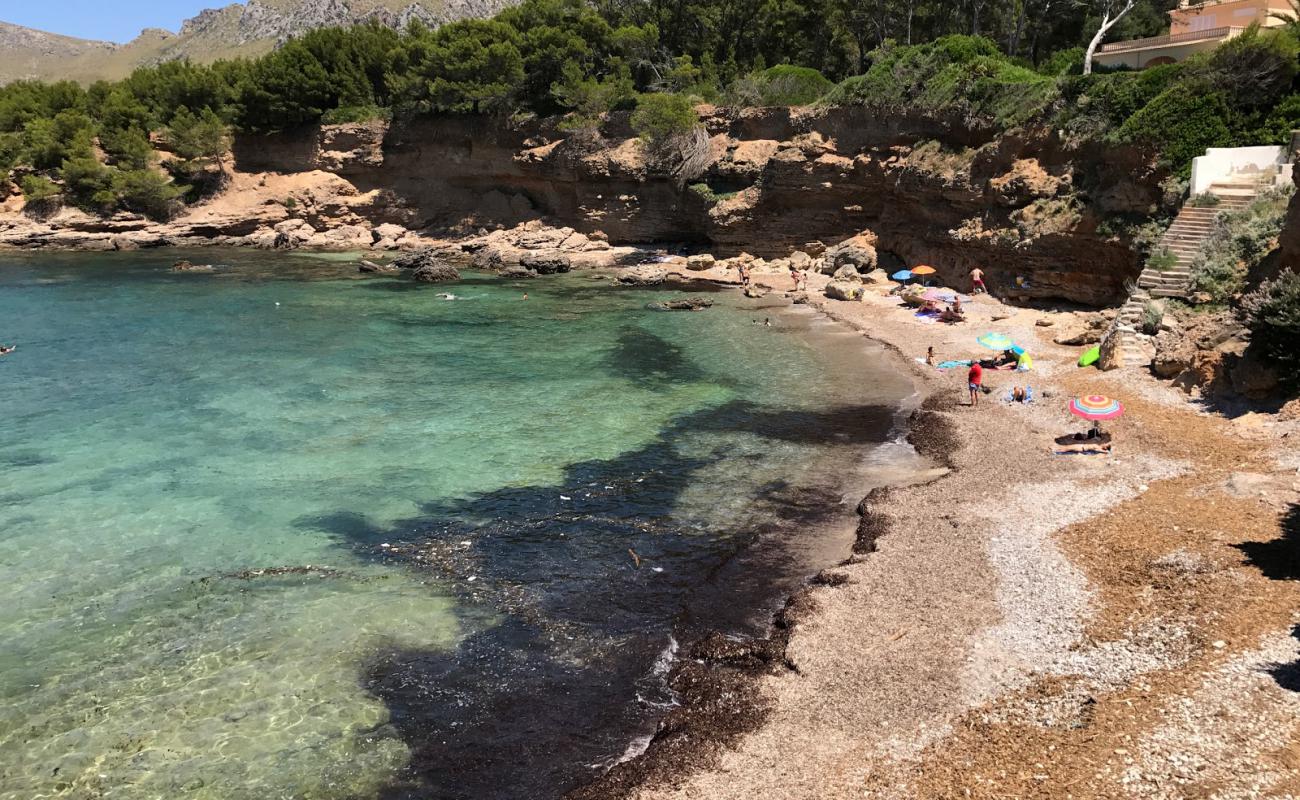 Foto de Playa de Betlem con arena brillante y rocas superficie