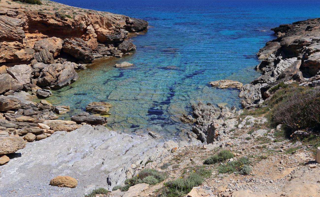 Foto de Cala Estreta con piedra superficie