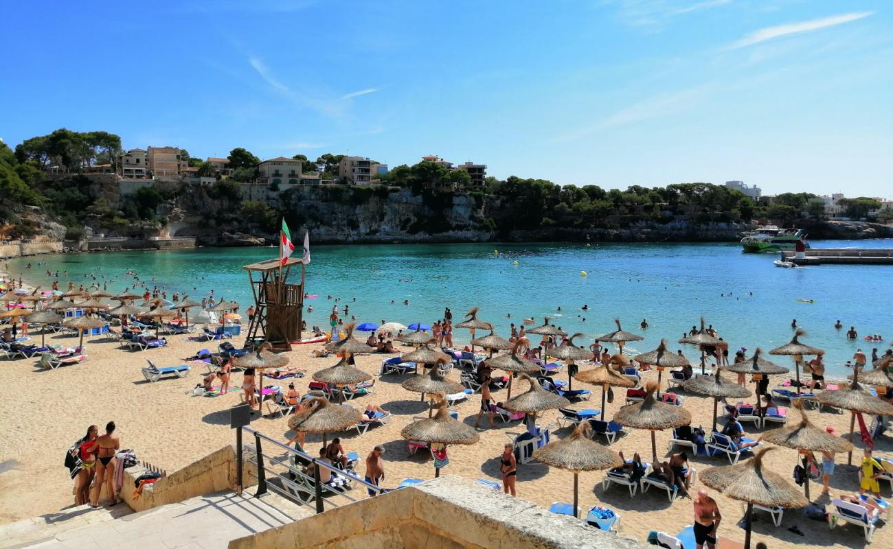 Foto de Platja de Porto Cristo con arena brillante superficie