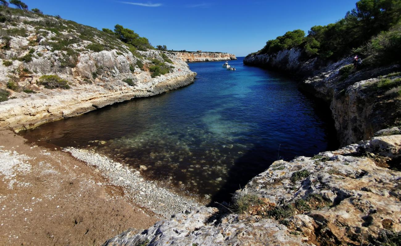 Foto de Cala Pilota con arena brillante y rocas superficie