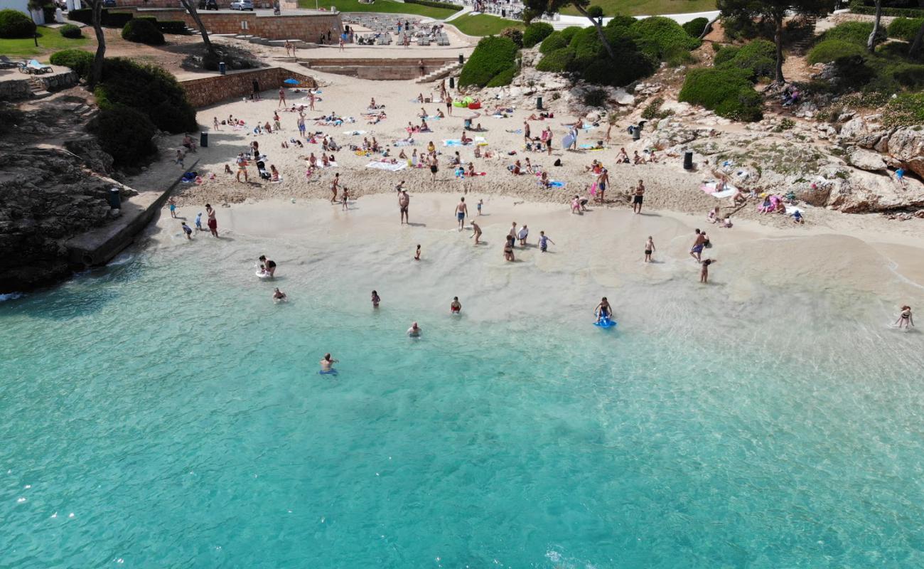 Foto de Cala Esmeralda con brillante arena fina superficie