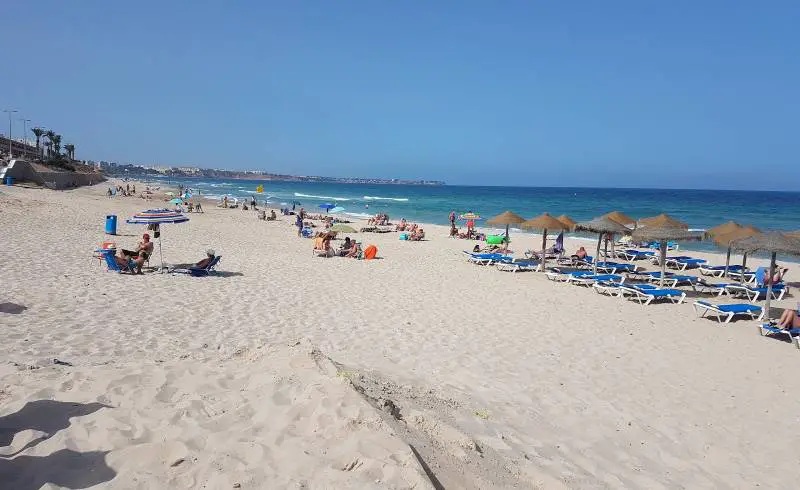 Foto de Playa de Mil Palmeras con arena brillante superficie