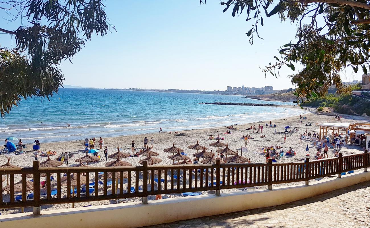 Foto de Platja la Caleta con arena oscura superficie