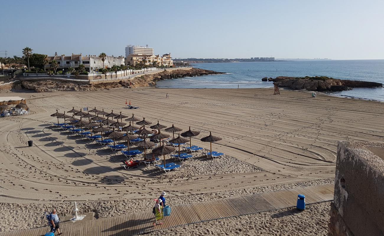 Foto de Playa Cala el Capitan con arena oscura superficie