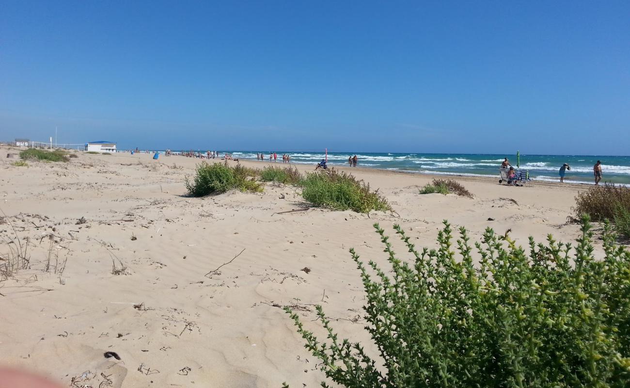 Foto de Platja les Ortigues con arena oscura superficie