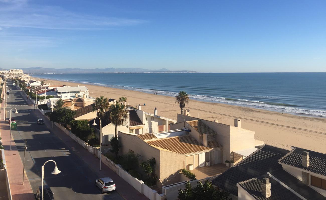 Foto de Playa la Roqueta con arena oscura superficie