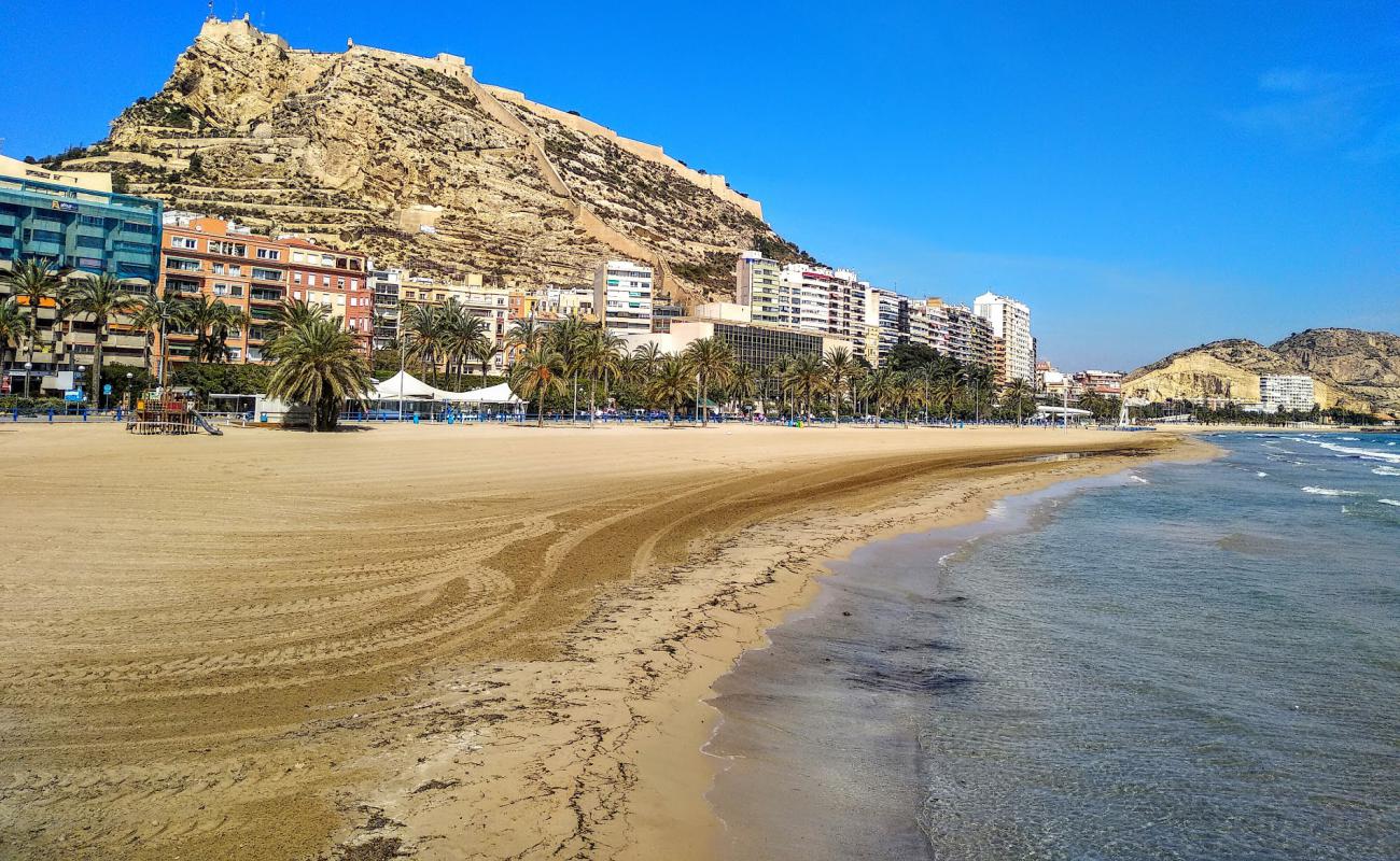 Foto de Playa del Postiguet con arena brillante superficie