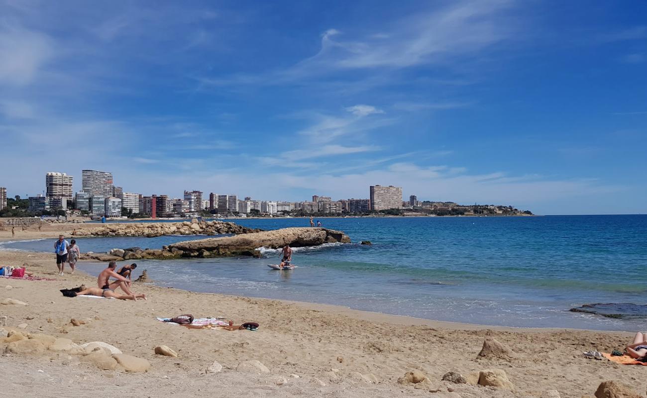 Foto de Calas de Alicante con arena/guijarros negro superficie