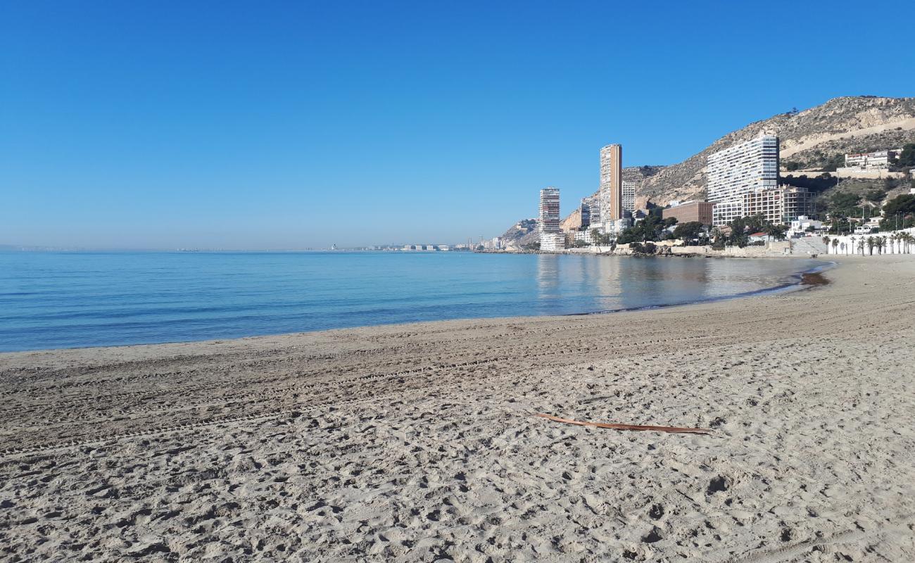 Foto de Playa de la Albufereta con arena brillante superficie