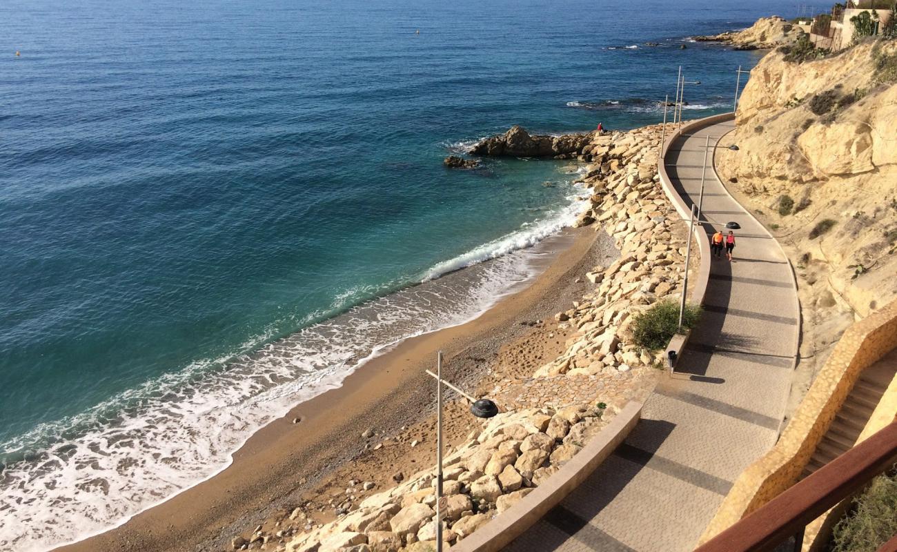 Foto de Platja dels Estudiantes con arena oscura superficie