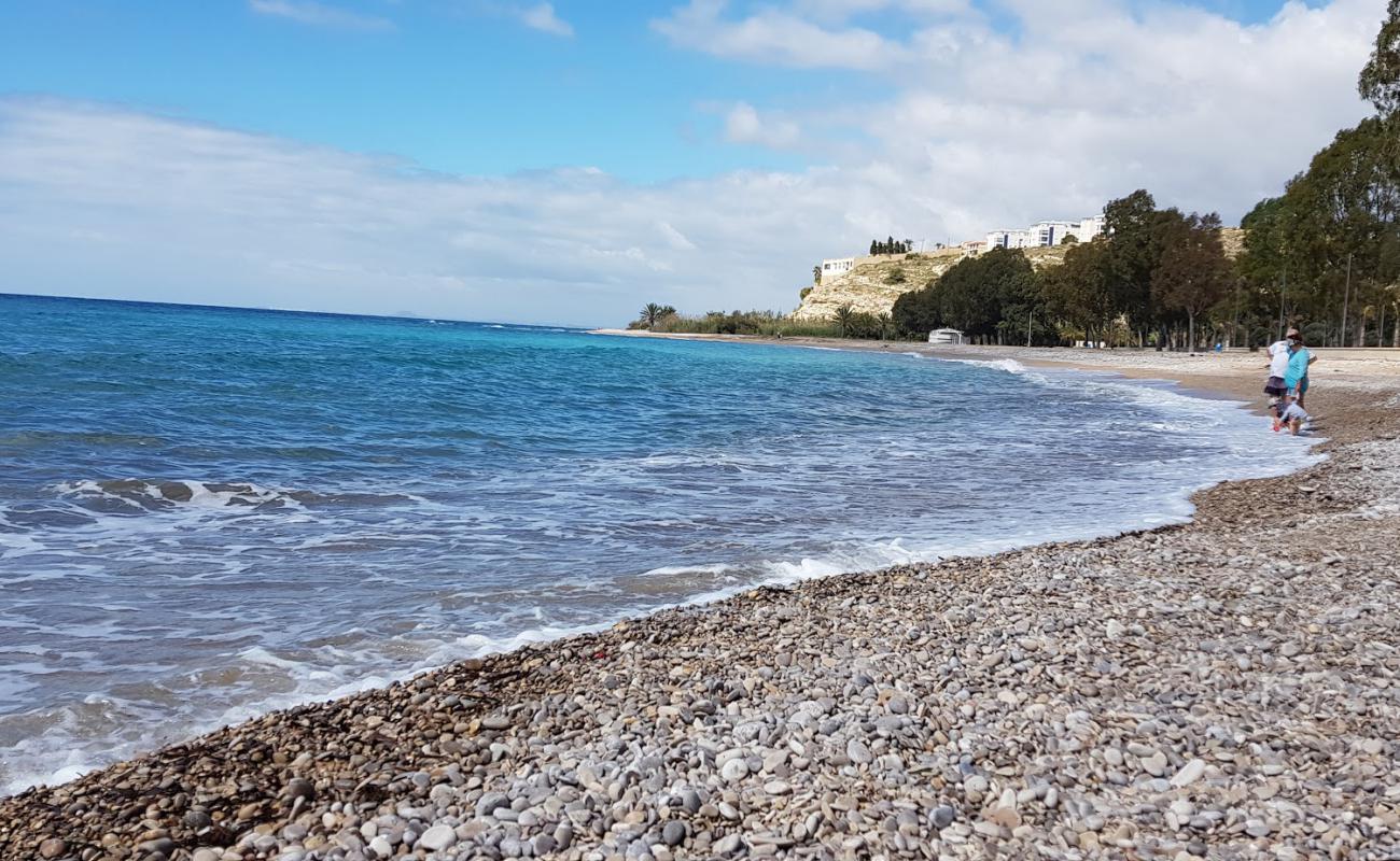 Foto de Platja Torres con arena/guijarros negro superficie