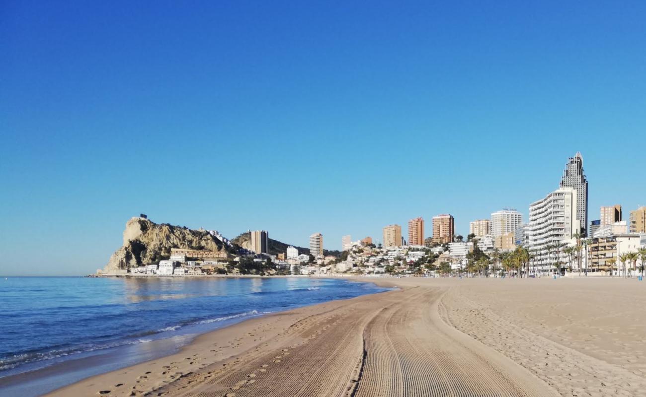 Foto de Playa de Poniente con arena brillante superficie