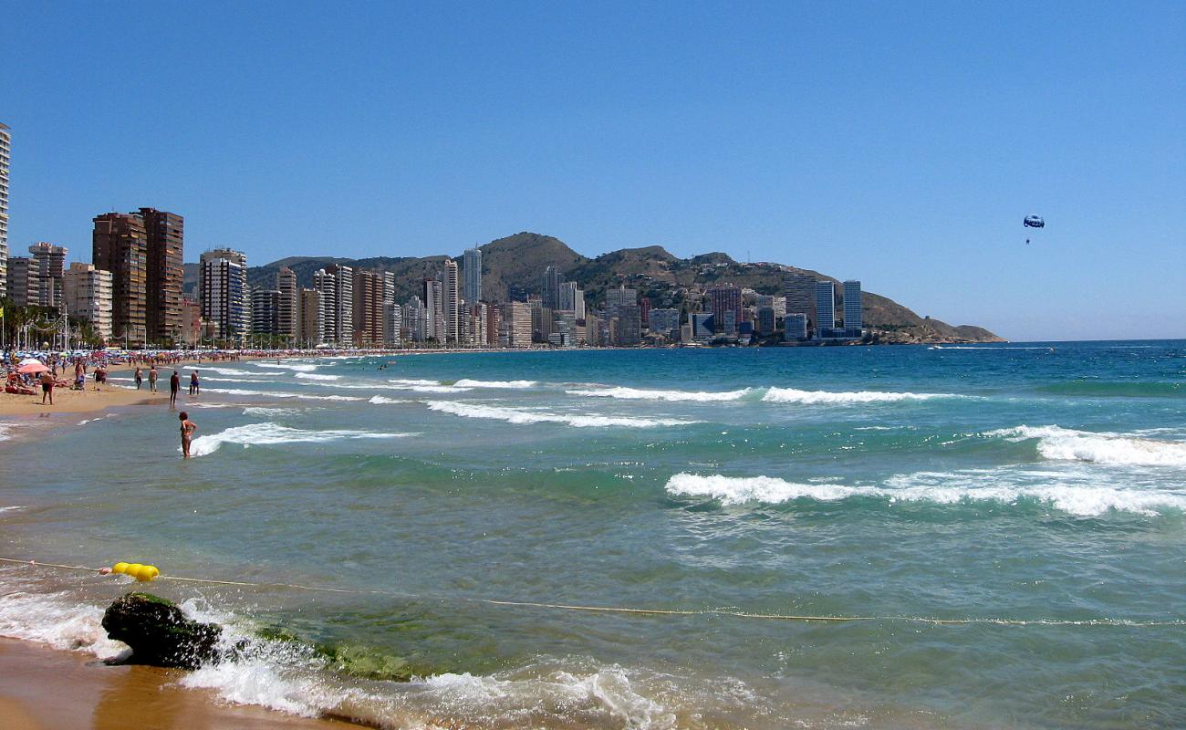 Foto de Playa de Levante con arena brillante superficie